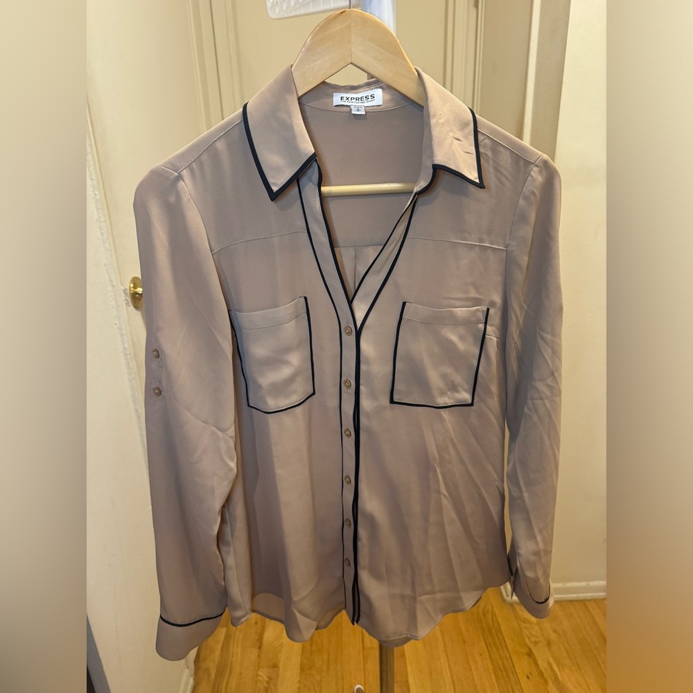 EUC Express beige and black trim portofino button down blouse. Size small.